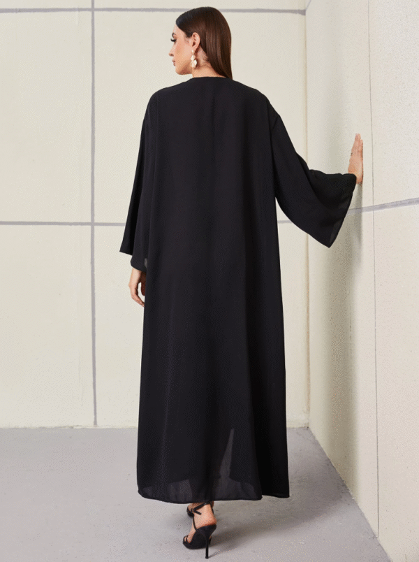 ⁦عباية نسائية مطرزة بزخرفة هندسية⁩ - الصورة ⁦3⁩