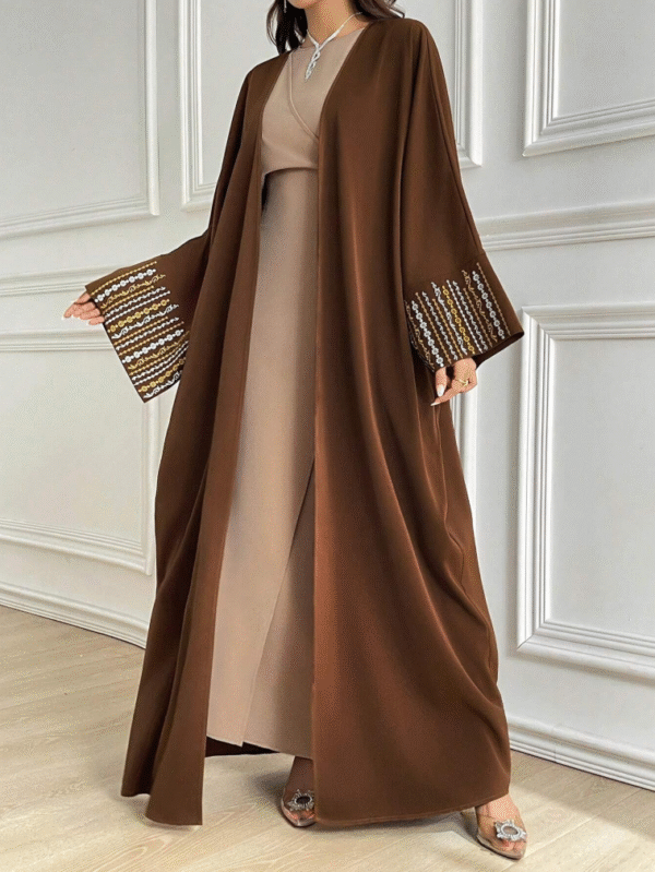 عباية نسائية مطرزة من الاكمام