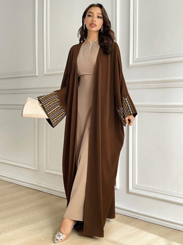 ⁦عباية نسائية مطرزة من الاكمام⁩ - الصورة ⁦3⁩